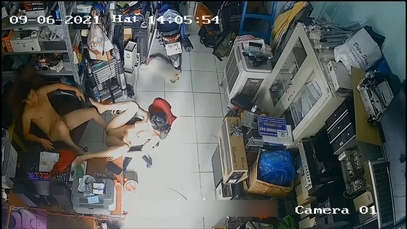 Bà xã chồng yêu nắc nhau trong của hàng máy tính