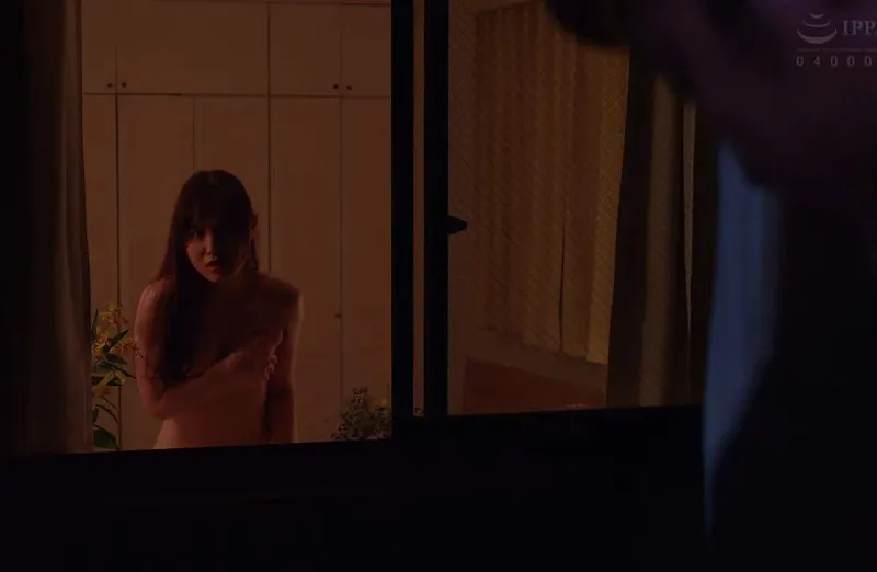 Người phụ nữ nhà bên ông xã người chồng nhà cạnh bên thường xuyên thay đồ ở ngay cửa sổ