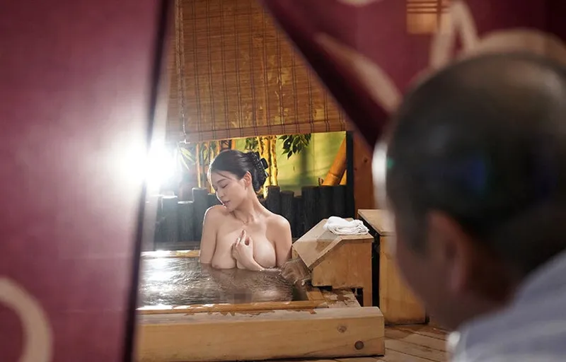 Người yêu của con trai bị bố ông xã nhìn trộm khi đang tắm rồi trả bài đến mang thai